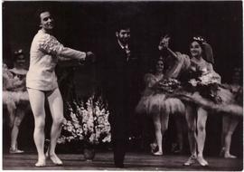 Saludo con bailarines
